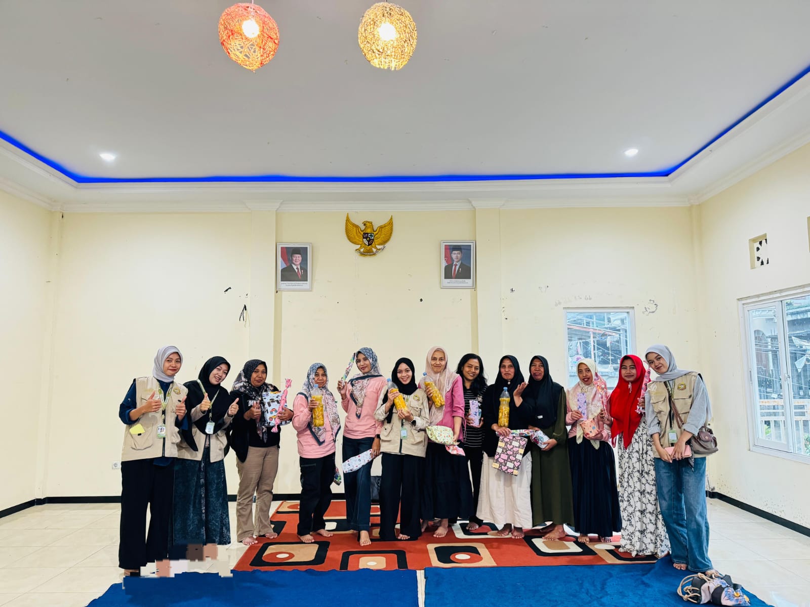Strategi Manfaatkan Limbah Organik, Mahasiswa KKN MAS Kelompok 10 Ajak Ibu-Ibu PKK Dusun Princi Olah Kulit Jeruk Jadi Pupuk Organik Cair