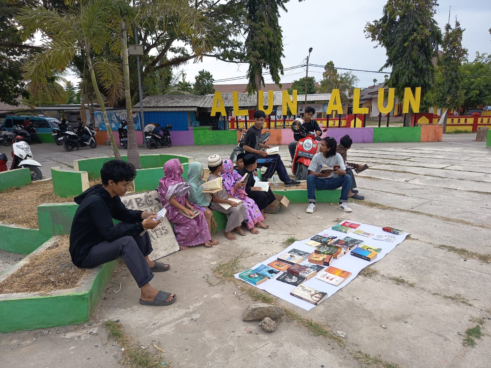SABACA: Komunitas Mahasiswa Kritis Polman Hidupkan Budaya Literasi di Alun-Alun Wonomulyo