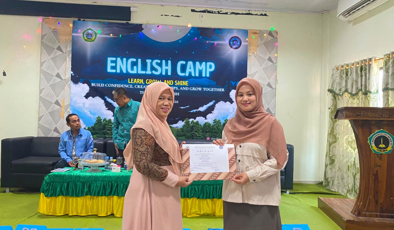 Dosen ITBM Polman Isi English Camp MAN 1 Polman, Tekankan Bahasa Inggris Sebagai Kunci Beasiswa dan Karir