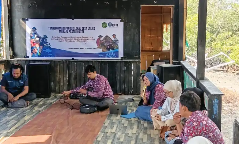 KNTI dan ITBM Polman Latih Perempuan Nelayan Laliko Jualan di Medsos